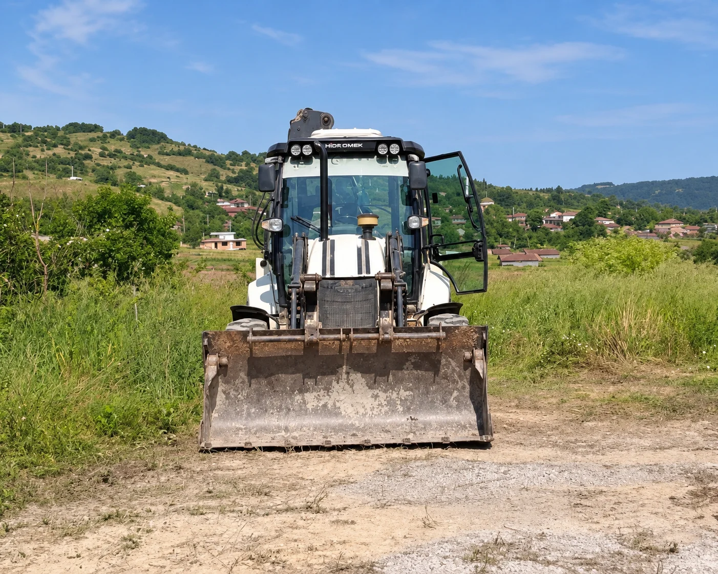 Kazıcı yükleyici — siyah beyaz saha fotoğrafı